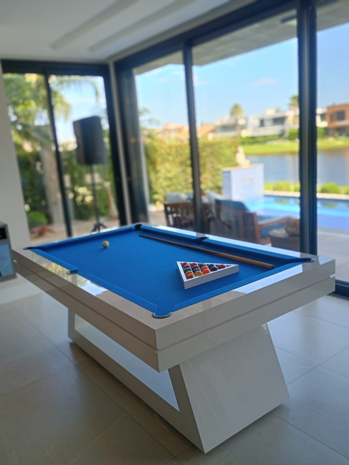 Mesa de bilhar Mesari modelo Rubi montada em uma sala residencial